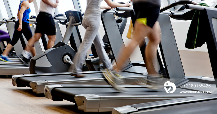 健身房的跑步机。人们在健身俱乐部锻炼。