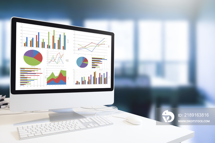 计算机在办公室显示分析图和图表
