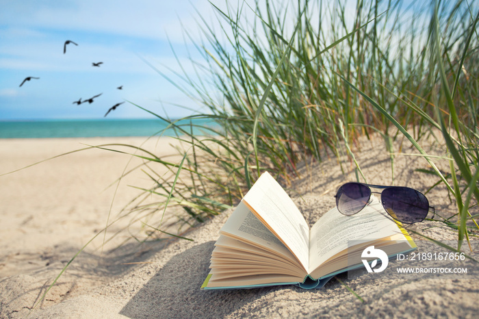 Lesen am Strand im Urlaub