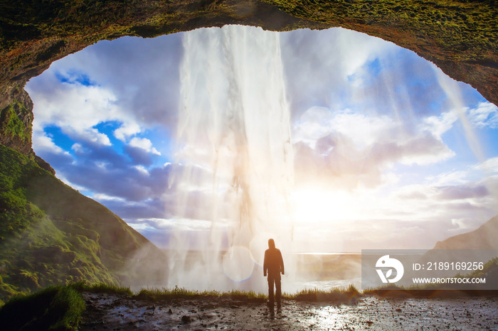 冰岛令人难以置信的瀑布，男子享受惊人的自然景观剪影
