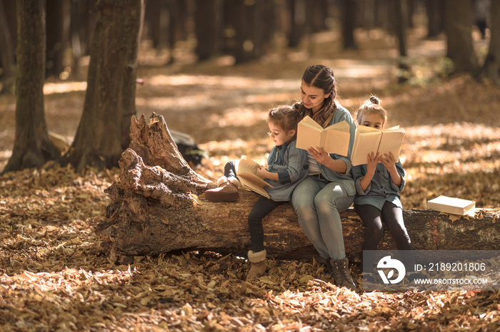 一家人一起在森林里看书。