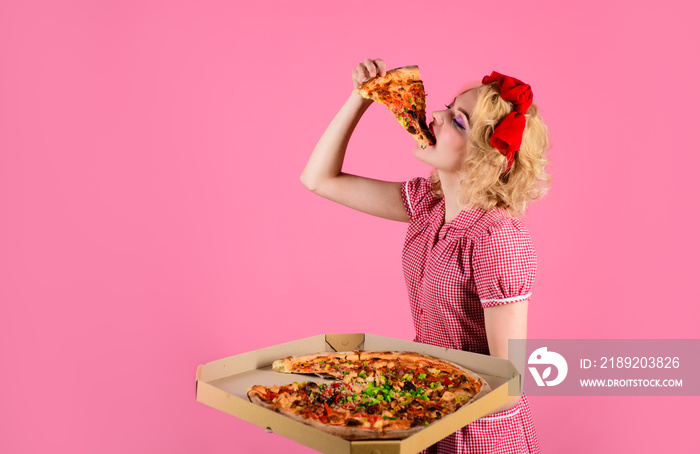 披萨让女人满意。穿着红色连衣裙的美女喜欢美味的烘焙。吃披萨的美女。F