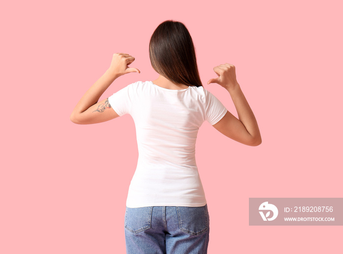 年轻女性穿着彩色背景的空白t恤，背面视图
