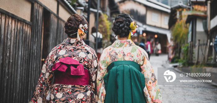 秋天穿着传统日本和服和五颜六色的枫树的年轻女性在澳大利亚很有名