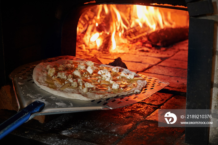 Pizza en horno de leña