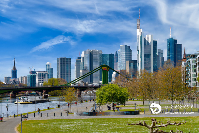 Frankfurt am Main, Mainufer am Osthafenpark und Skyline