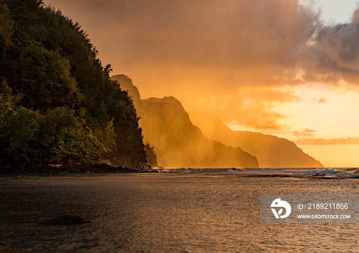 日落照亮了夏威夷考艾岛北海岸NaPali海岸线后退的悬崖