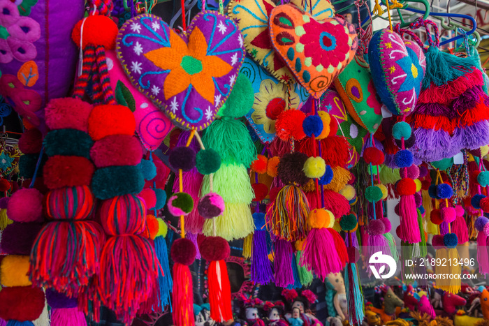 artesanias mexicanas de corazones de lana bordados en mercado, diseño multicolor