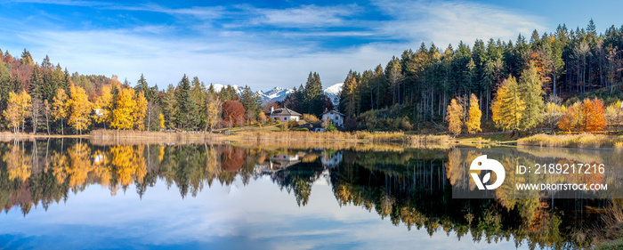 IL lago Santo nelle montagne Trentine a 1200 m.s.l. di quota in versione autunnale