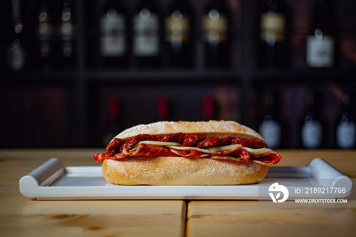 Panino con pomodori secchi，熏火腿crudo e formaggio