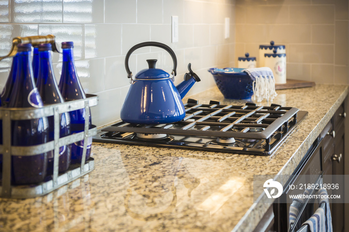 钴蓝色装饰大理石厨房柜台和炉灶
