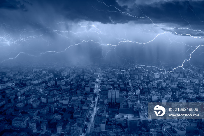 蓝色夜空下城市上空的雷电雷暴闪光-蓝色灯光下的城市上空的闪电风暴