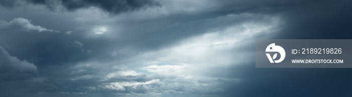 深色装饰云。戏剧性的天空。史诗般的风暴云景。全景图像，纹理，背景，g