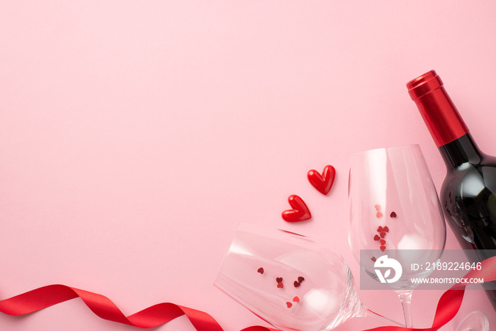 情人节装饰俯视图红色卷曲的缎带两个酒杯之间的小心形