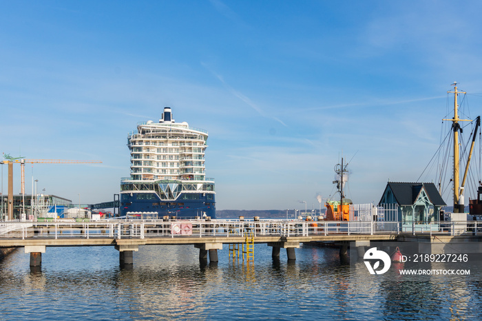 Das Kreuzfahrtschiff Mein Schiff 2 der TUI am Ostseekai Heckansicht