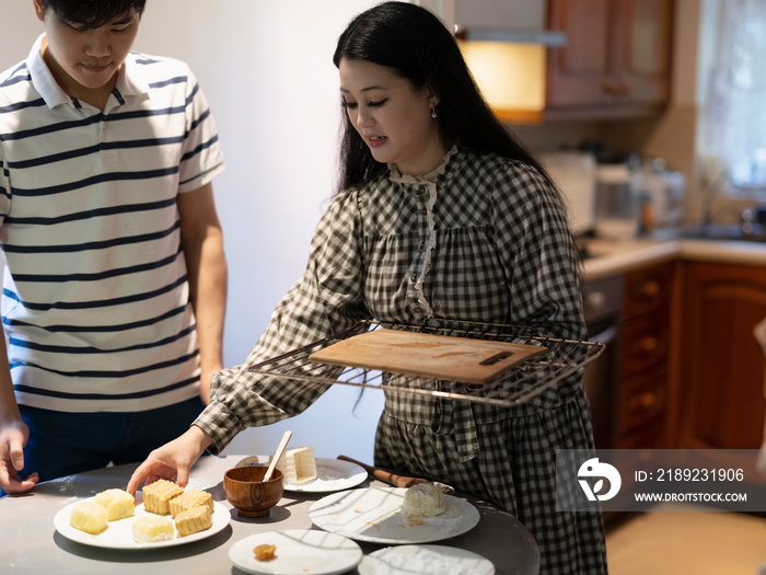 夫妻在家做月饼