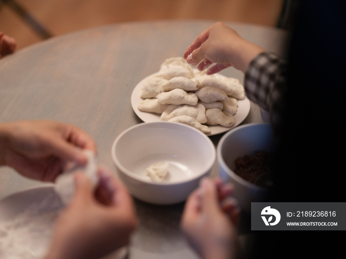 男人和女人在家准备饺子