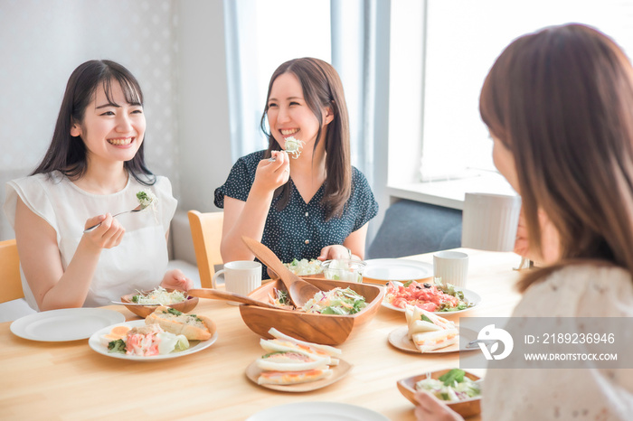 食事会で美味しい料理を食べる女性たち