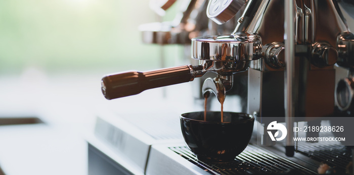 浓缩咖啡从浓缩咖啡机倒入咖啡杯的特写
