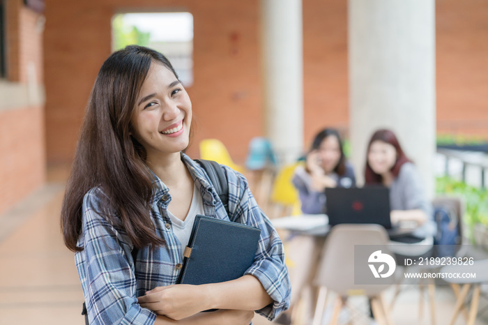 校园大学里可爱的亚洲大学生肖像。