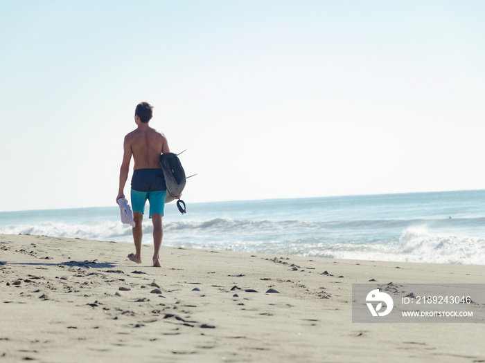 冲浪者caminando en la playa