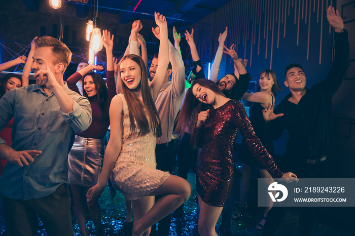 一群快乐的人的画像，在夜总会跳舞的伙伴们穿着诺尔迪斯科舞厅的衣服玩得很开心