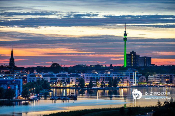 Phönixsee und Skyline Dortmund im Sonnenuntergang