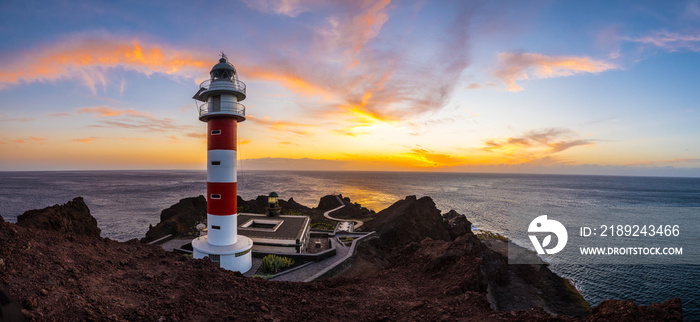 Panoramica en un precioso atardecer en punta de teno.