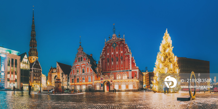 拉脱维亚里加。市政厅广场全景，夜景中有著名地标的热门场所