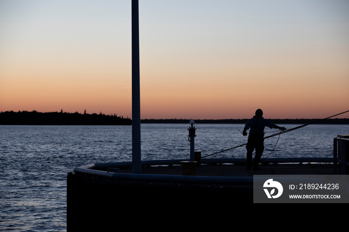 安大略省托伯莫里码头上的日落剪影