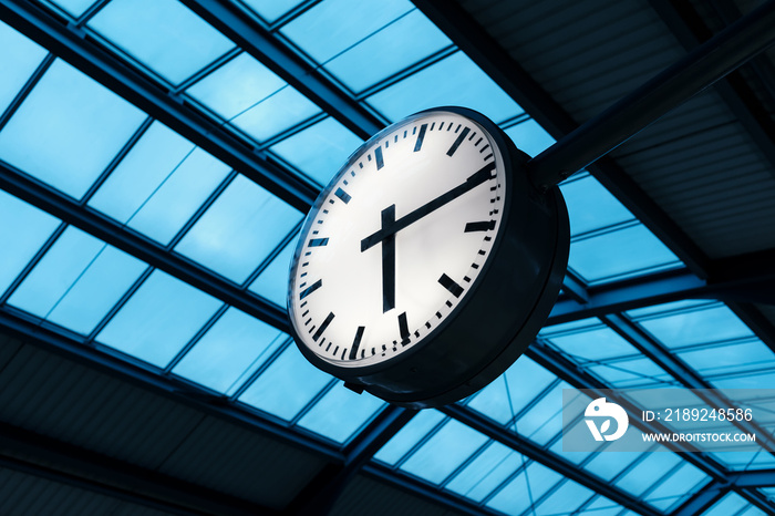 黄昏时火车站公共室内时钟和天窗，通行高峰期时钟显示时间