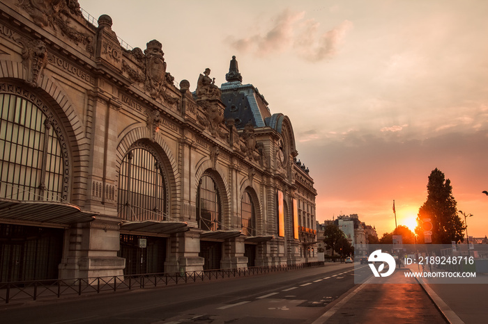 日落时令人惊叹的城市景观。巴黎奥赛博物馆