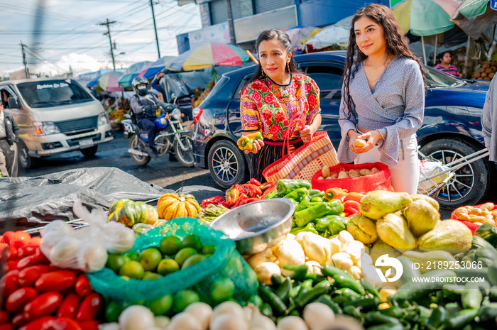 Mujeres comprando vegetales en un mercado de Guatemala