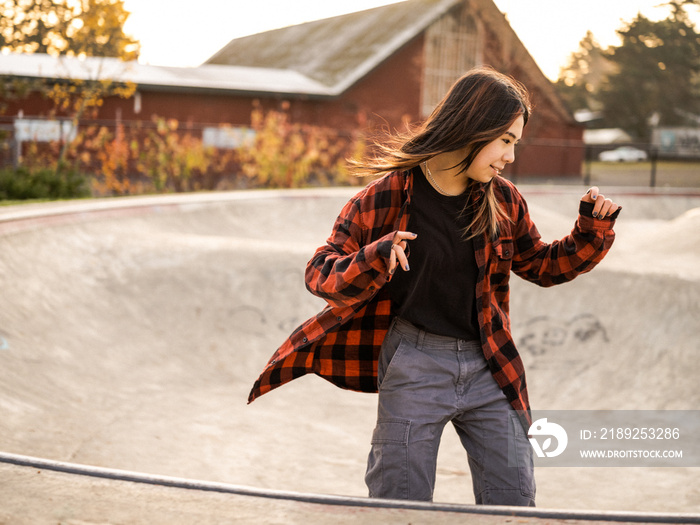 年轻的土著非二元户外滑冰运动员