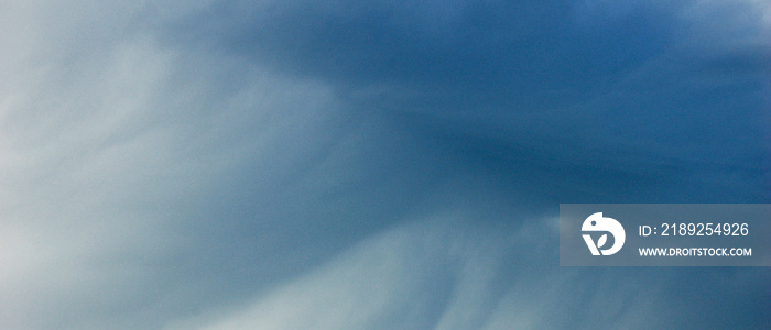 Bannière fond texture de nuages dans des nuances de couleur de bleu