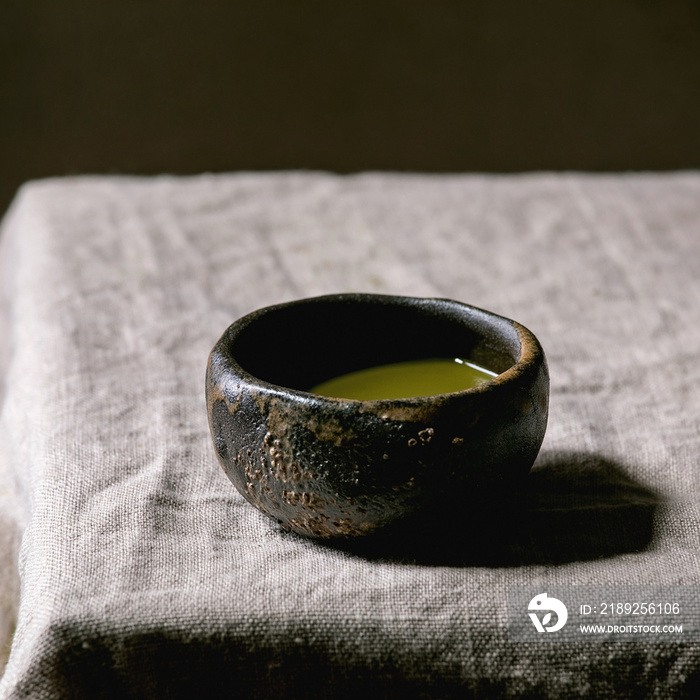 和比沙比陶瓷杯中的日本抹茶绿茶