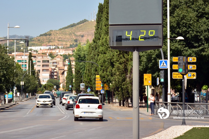 Termómetro callejero en una ciudad marcando 42 grados celsius