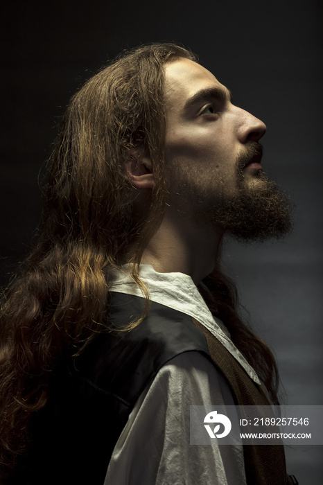 耶稣基督的人格化，留着长发和胡子的人，平静地仰望光明