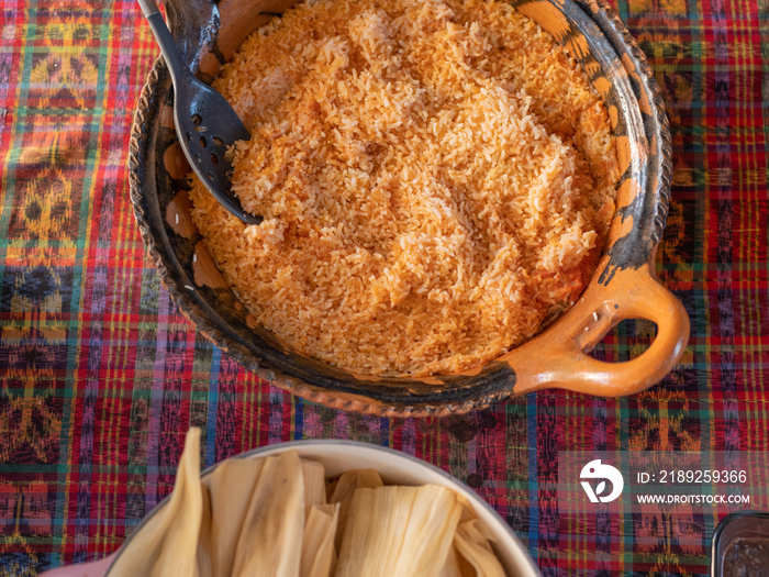 一个装有墨西哥红米和玉米粉蒸肉的粘土锅的俯视图