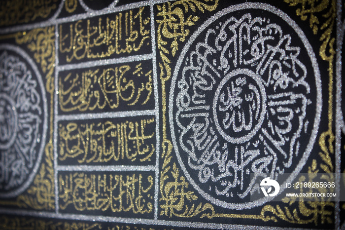 用黑色丝绸布盖在神圣的卡巴斯门上的金黄色阿拉伯书法