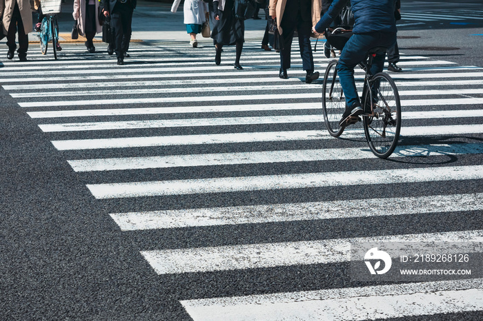 人们在十字路口步行和骑自行车城市街道交通标志城市生活方式智慧城市