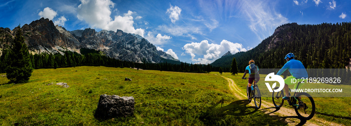 山地自行车情侣与自行车在赛道上，意大利多洛米蒂Cortina dAmpezzo