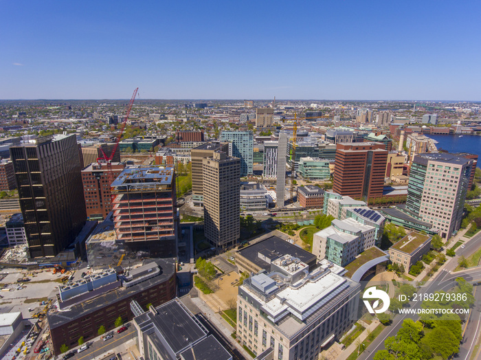 美国马萨诸塞州剑桥市查尔斯河的剑桥市中心鸟瞰图。