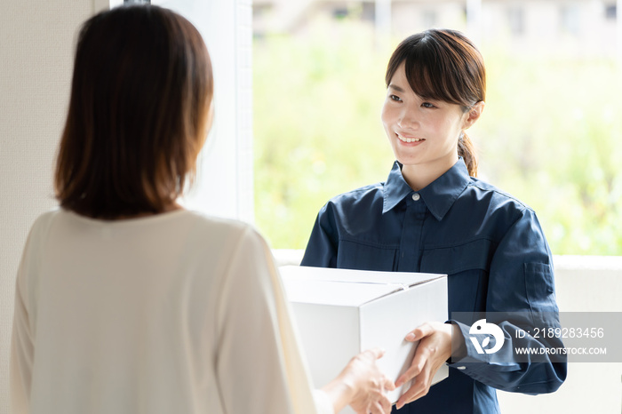 女性配達員イメージ