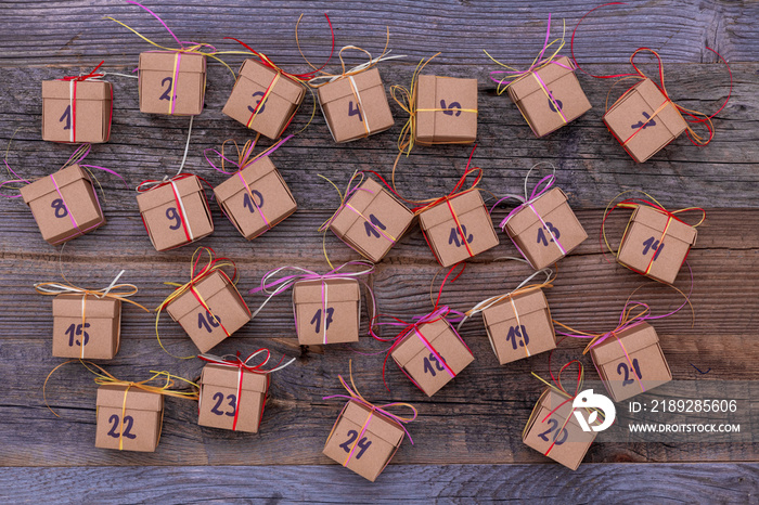 Selbstgemachter Adventskalender mit 24 Geschenken Paketen für Weihnachten zum verschenken für die ga