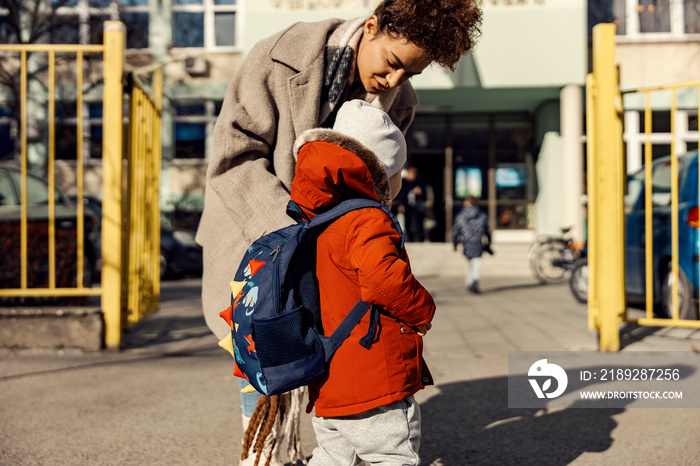 幼儿园的第一天，保姆在院子里给小男孩做保姆。