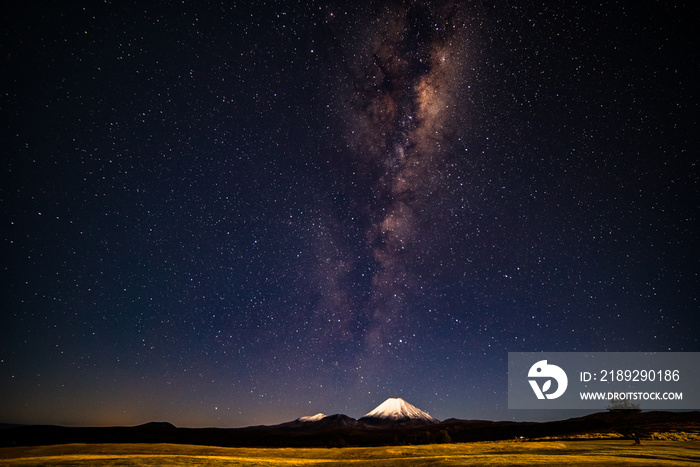 Der Sternenhimmel über dem Mt. Ngauruhoe im Tongariro Nationalpark auf der Nordinsel Neuseelands. Hi