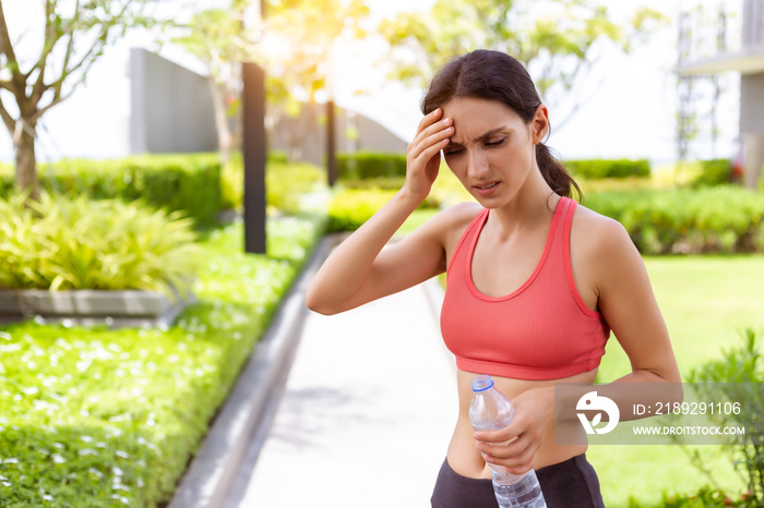 运动女性在炎热的天气里口渴脱水脱水、过热、口渴、中暑、健康