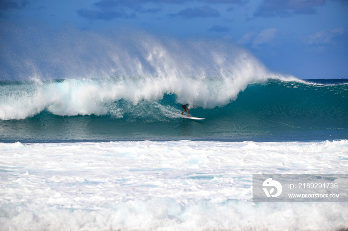 Waves  surfing Banzai Pipeline, North shore, Oahu, Hawaii