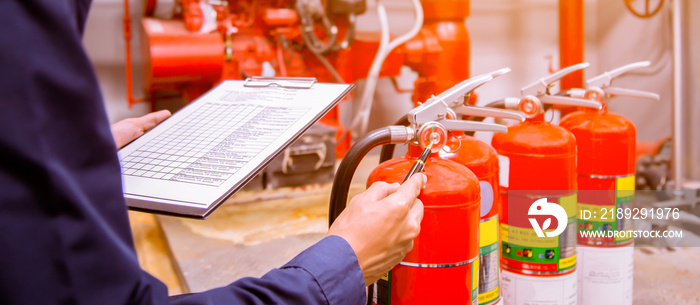 工程师检查工业消防系统、火灾报警控制器、火灾通知装置、消防系统
